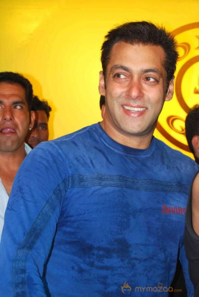 Salman at gold gym - Gallery 