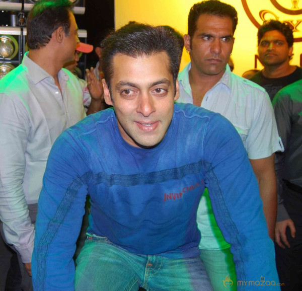 Salman at gold gym - Gallery 