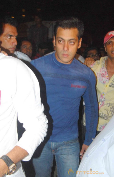 Salman at gold gym - Gallery 