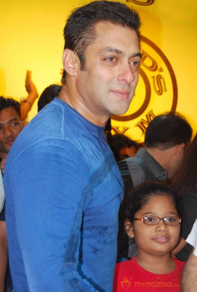 Salman at gold gym - Gallery 