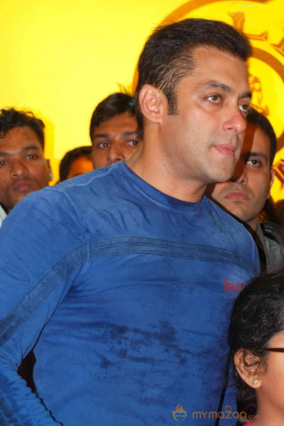 Salman at gold gym - Gallery 