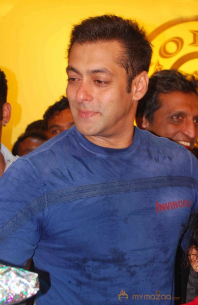Salman at gold gym - Gallery 