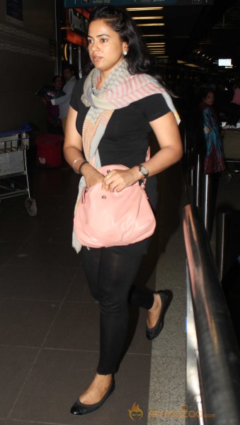 Sameera Reddy Snapped At Mumbai Airport 