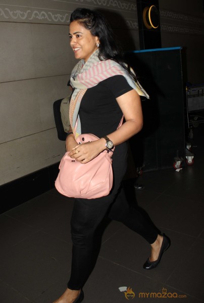Sameera Reddy Snapped At Mumbai Airport 