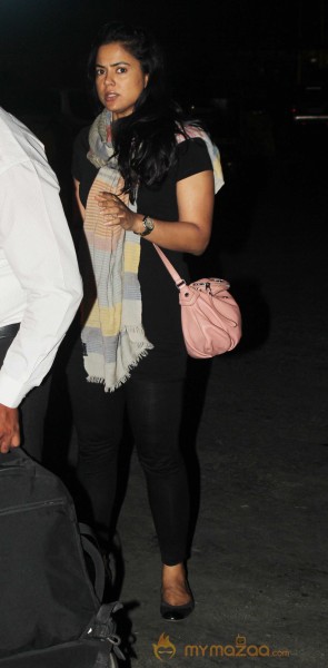 Sameera Reddy Snapped At Mumbai Airport 