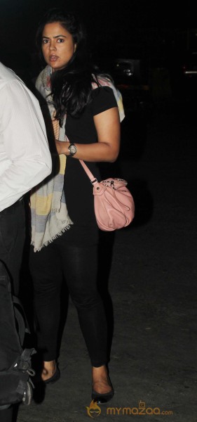 Sameera Reddy Snapped At Mumbai Airport 