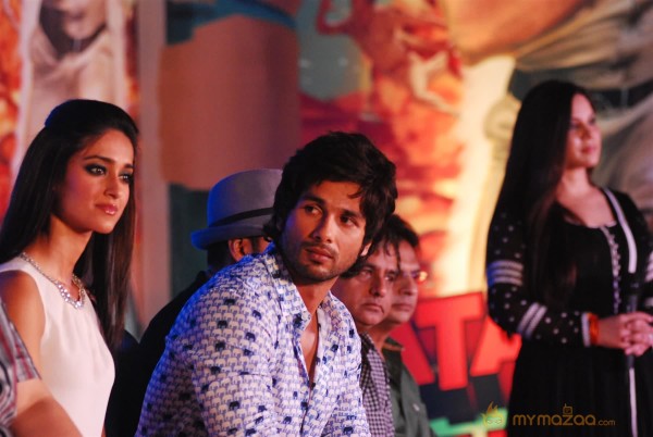 Shahid kapoor And Ileanadcruz At Phata Poster Release