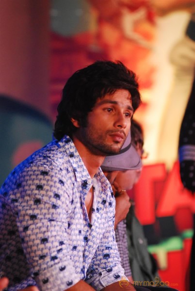 Shahid kapoor And Ileanadcruz At Phata Poster Release