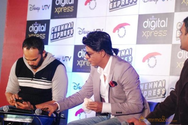 Shahrukh Khan Launches Chennai Express Mobile
