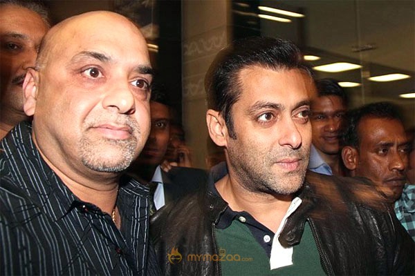 Sharukh and Salman khan at Mumbai Airport Gallery