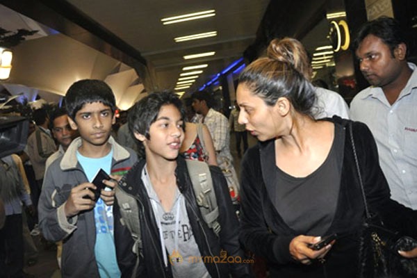 Sharukh and Salman khan at Mumbai Airport Gallery