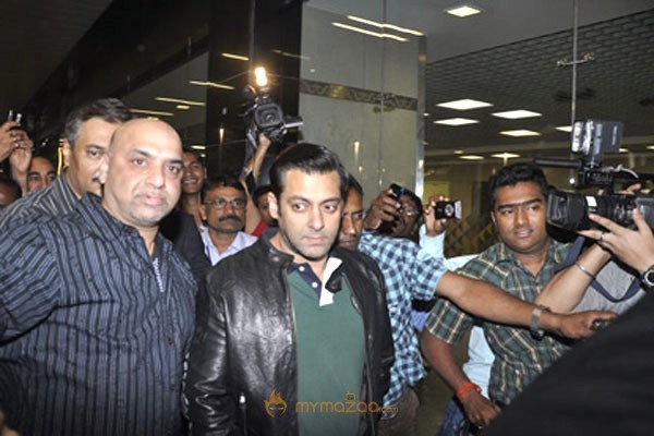 Sharukh and Salman khan at Mumbai Airport Gallery