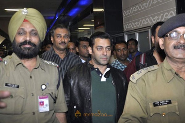 Sharukh and Salman khan at Mumbai Airport Gallery