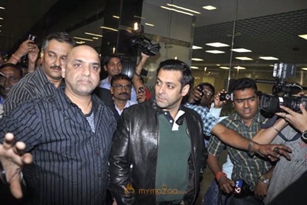 Sharukh and Salman khan at Mumbai Airport Gallery
