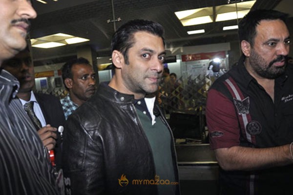 Sharukh and Salman khan at Mumbai Airport Gallery