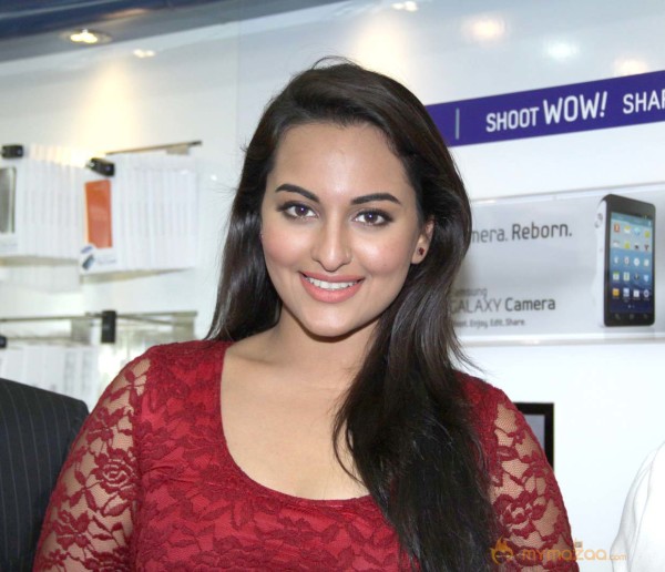 Sonakshi Sinha & Ranveer Singh At Samsung Store  