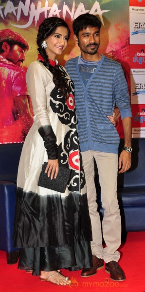 Sonam Kapoor & Dhanush At Reliance Digital Event 