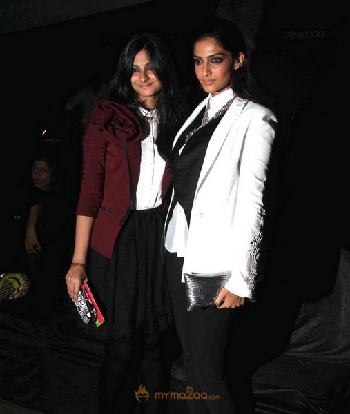 Sonam Kapoor at Anamika khanna's Lakme Fashion Show