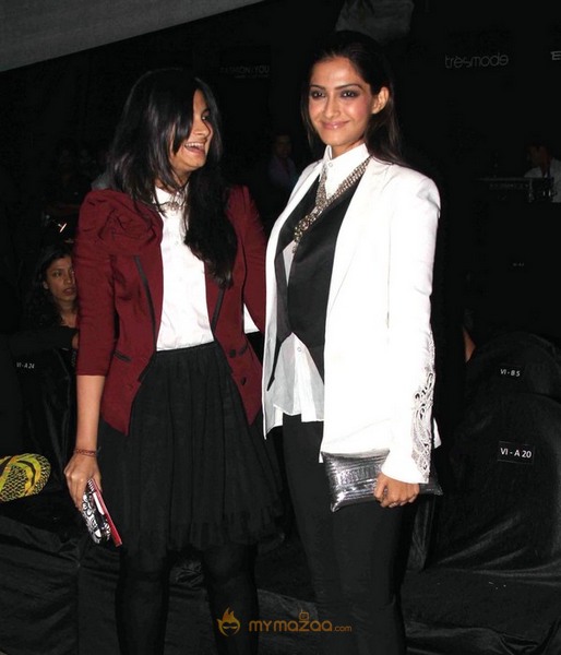 Sonam Kapoor at Anamika khanna's Lakme Fashion Show