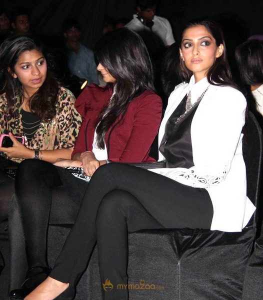 Sonam Kapoor at Anamika khanna's Lakme Fashion Show