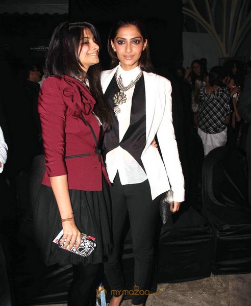 Sonam Kapoor at Anamika khanna's Lakme Fashion Show
