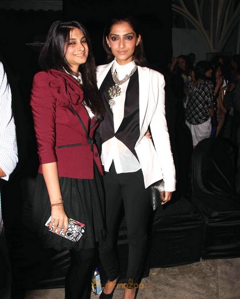 Sonam Kapoor at Anamika khanna's Lakme Fashion Show