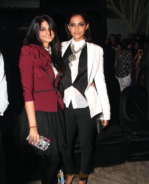 Sonam Kapoor at Anamika khanna's Lakme Fashion Show