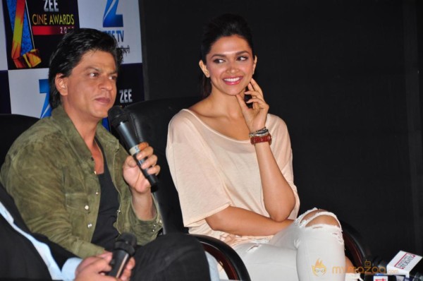 SRK-Deepika At Zee Cine Awards 2013 Announcement