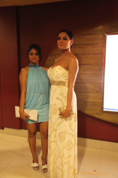 Veena Malik At Ziindagi 5050 Premiere Show 