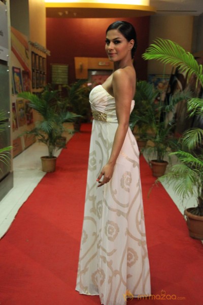 Veena Malik At Ziindagi 5050 Premiere Show 