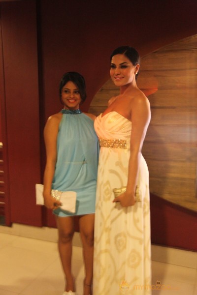 Veena Malik At Ziindagi 5050 Premiere Show 