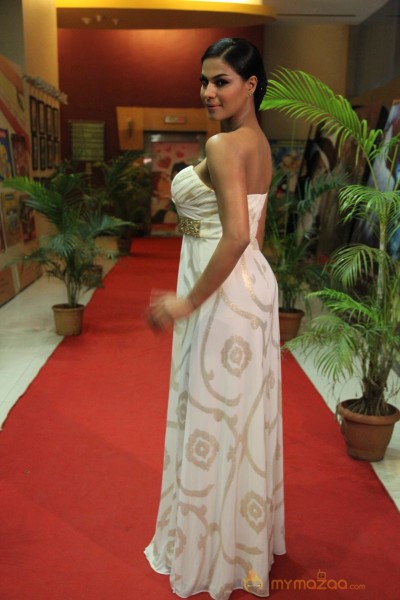 Veena Malik At Ziindagi 5050 Premiere Show 