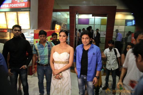 Veena Malik At Ziindagi 5050 Premiere Show 