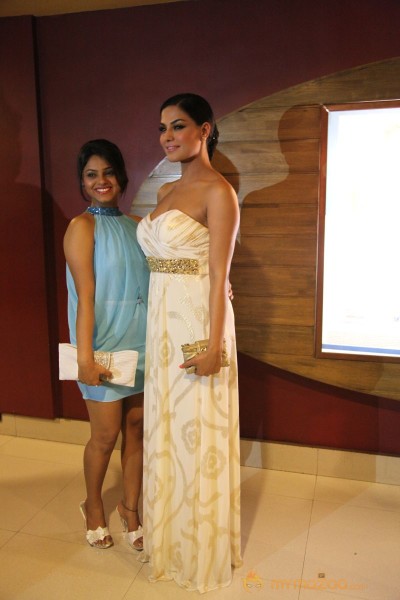 Veena Malik At Ziindagi 5050 Premiere Show 