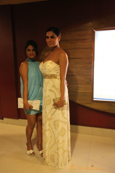 Veena Malik At Ziindagi 5050 Premiere Show 