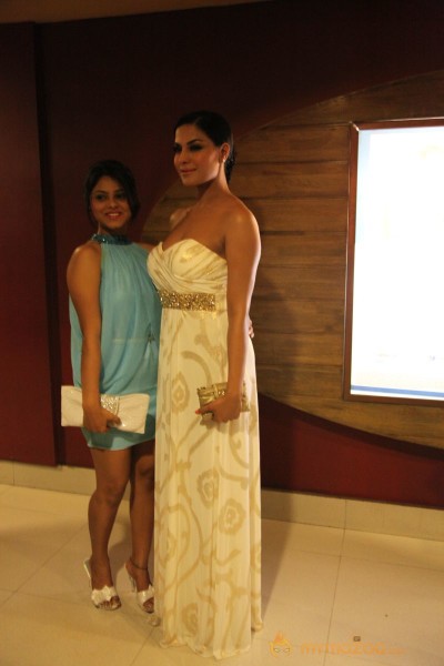 Veena Malik At Ziindagi 5050 Premiere Show 