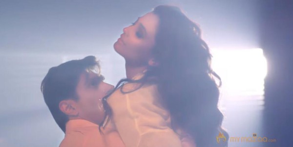 Karan Singh romance with Daisy Shah hot photos