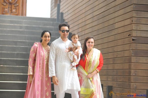 Imran Khan Celebrates Eid with Family Photos 