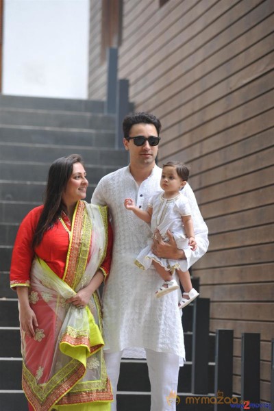 Imran Khan Celebrates Eid with Family Photos 