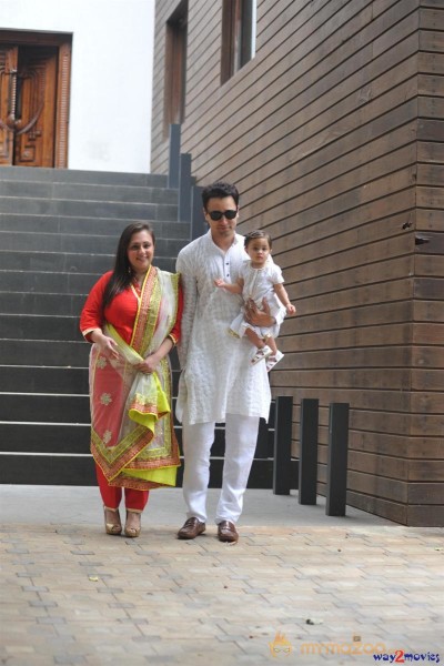 Imran Khan Celebrates Eid with Family Photos 