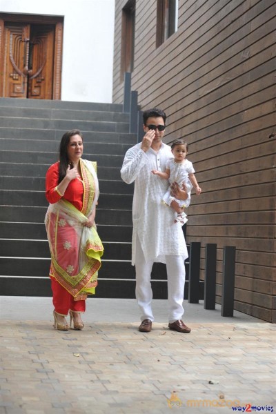 Imran Khan Celebrates Eid with Family Photos 