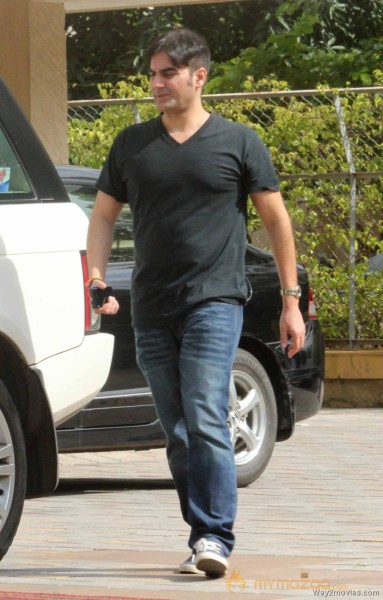 Salman Khan Snapped Photos on the eve of Rakhi 