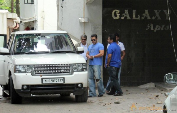 Salman Khan Snapped Photos on the eve of Rakhi 