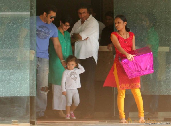 Salman Khan Snapped Photos on the eve of Rakhi 