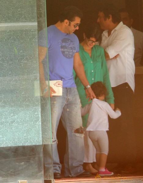Salman Khan Snapped Photos on the eve of Rakhi 