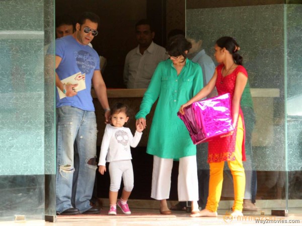 Salman Khan Snapped Photos on the eve of Rakhi 