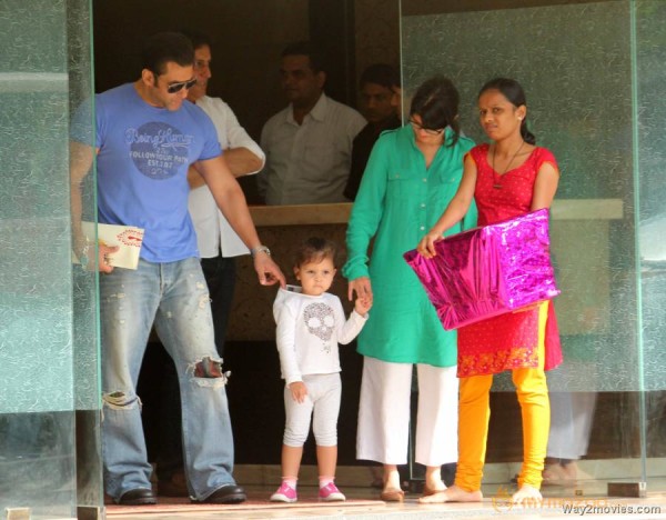 Salman Khan Snapped Photos on the eve of Rakhi 