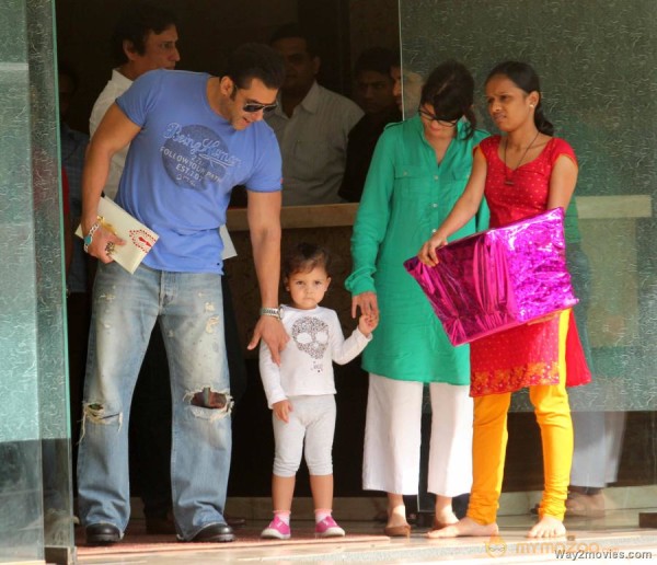Salman Khan Snapped Photos on the eve of Rakhi 