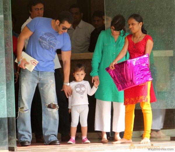 Salman Khan Snapped Photos on the eve of Rakhi 