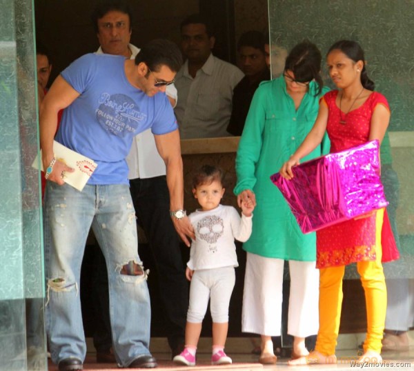 Salman Khan Snapped Photos on the eve of Rakhi 